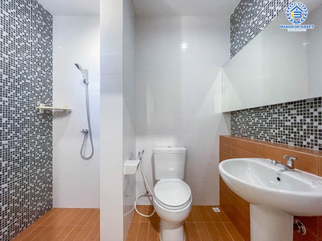 ทาวน์เฮ้าส์มือสองย่านกรุงเทพมหานคร ม.นลิน แกรนด์ อเวนิว วงแหวน-พระราม9 เนื้อที่ 24.2 ตร.ว. ฟังก์ชัน 4 ห้องนอน 4 ห้องน้ำ 1 ที่จอดรถ แถมฟรี! 4 เครื่องปรับอากาศ พร้อมของแถม ใกล้สนามบินสุวรรณภูมิ, พระราม 9 และรถไฟฟ้าแอร์พอร์ตลิ้งค์ "สถานีบ้านทับช้าง"...